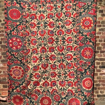 Esther Fitzgerald Rare Textiles - Suzani from Shahrisyabz, Uzbekistan
Early 19th century.
Formerly in the collection of the Embroiderers Guild . Measurement 225 cm’s x180 cm’s
Similar piece Vok collection 1994 page 19 Image of rug or carpet